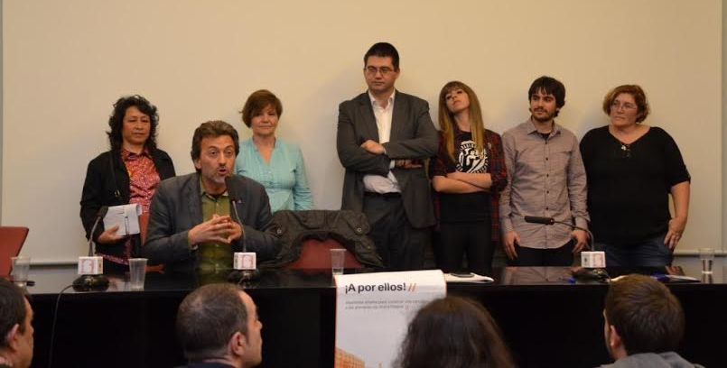 Mauricio Valiente, con integrantes de su lista para las primarias en Ahora Madrid. / Xavier Caño