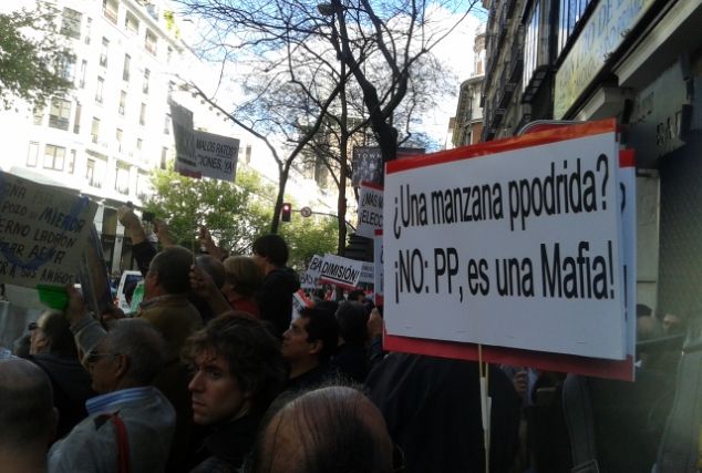 Un centenar de personas se ha concentrado esta tarde ante la sede del PP para protestar tras los últimos episodios del 'caso Rato'. / Miguel Muñoz