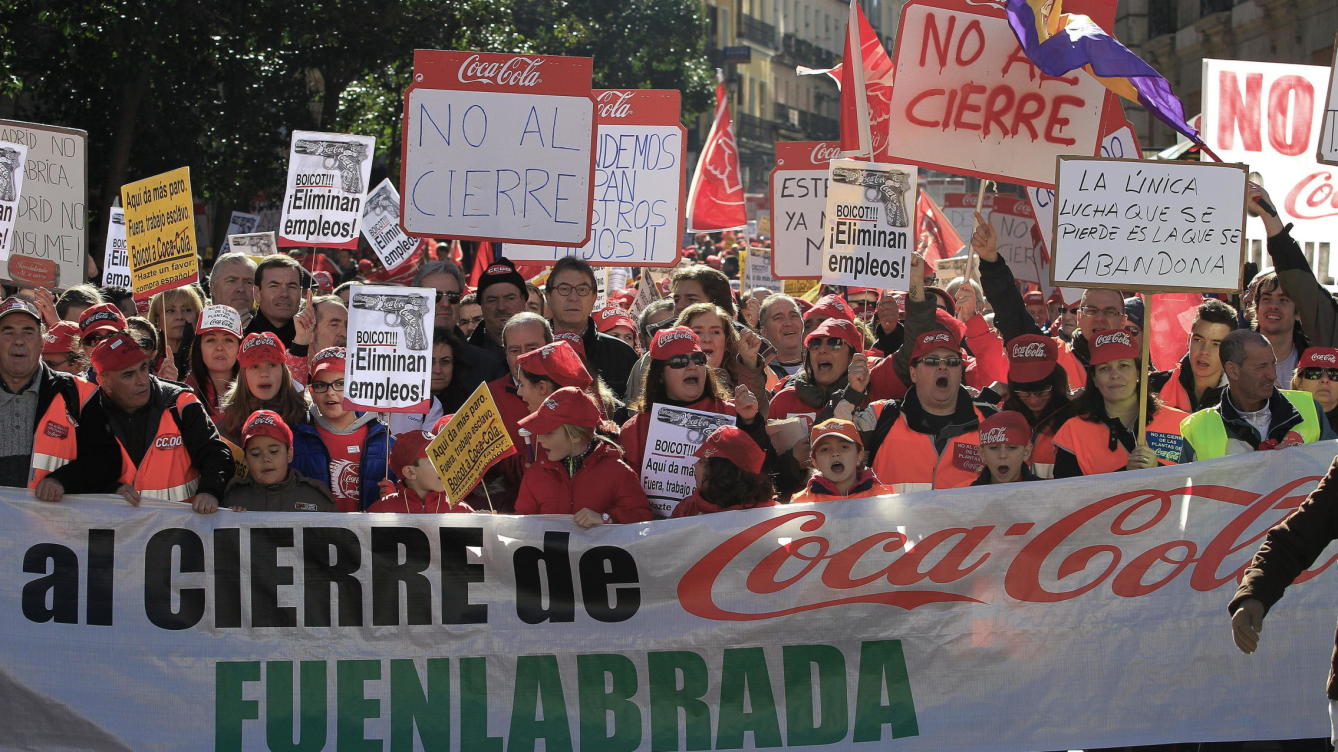 Imagen de una de las protestas de los trabajadores de Coca-Cola en el centro de Madrid. / Efe