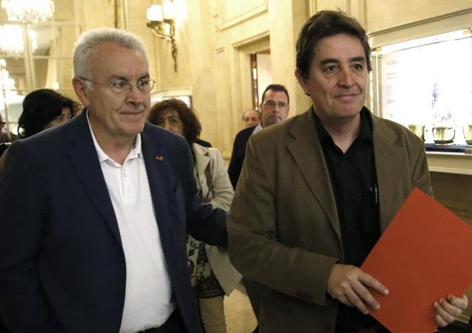 Cayo Lara, a la izquierda, y Luis García Montero, ayer, a su llegada a un desayuno de trabajo con periodistas. / Fernando Alvarado (Efe)