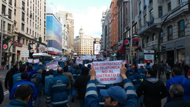 Imagen de la protesta de los trabajadores subcontratados por Telefónica en el centro de Madrid. / Efe