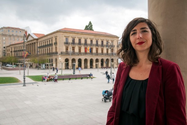 Laura Pérez Ruano en la céntrica plaza del Castillo de Pamplona con el sede del Gobierno Foral al Fondo. / Podemos