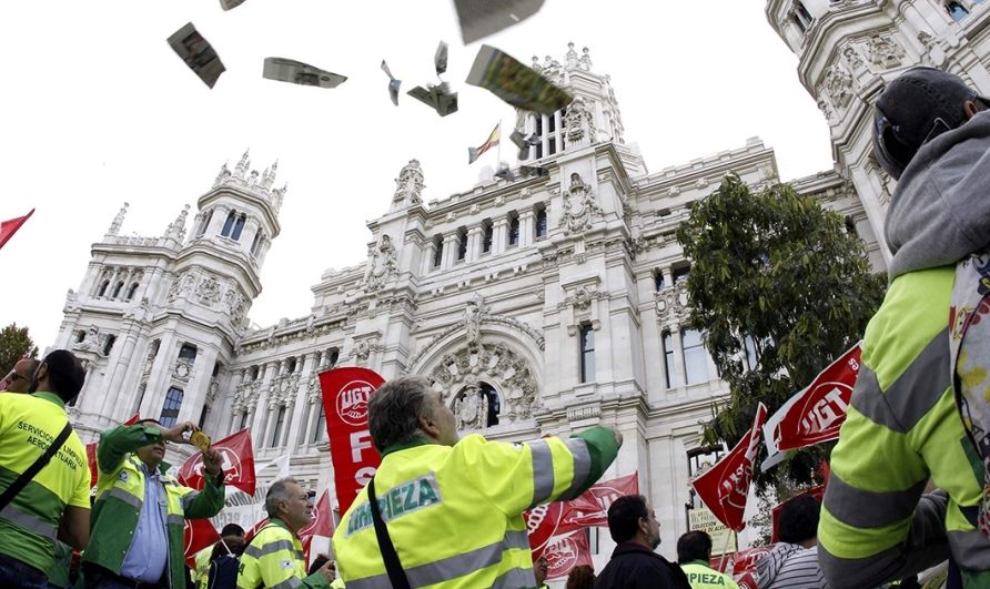 Imagen de la protesta de los trabajadores del servicio de limpieza de Madrid ante el Ayuntamiento de la capital. / Efe