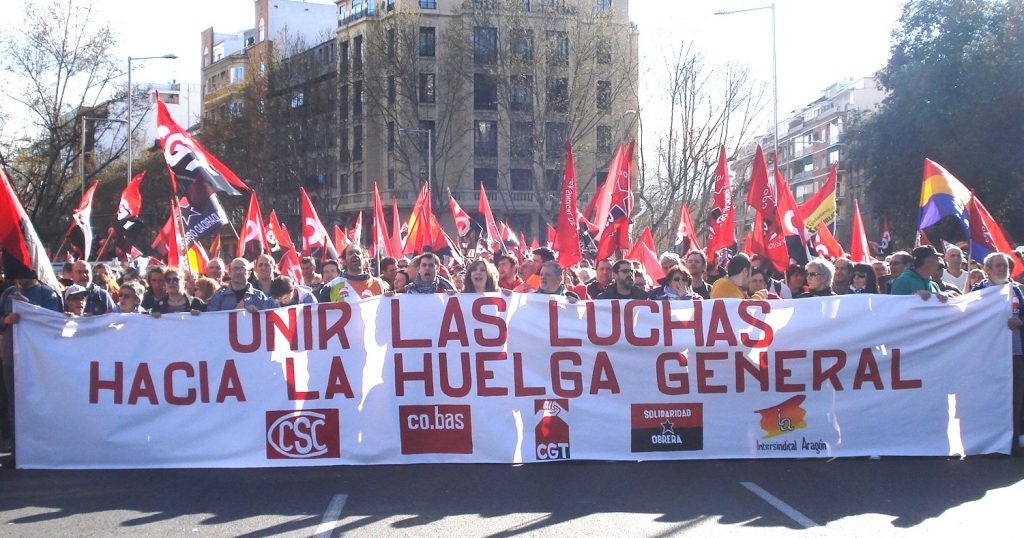 Pancarta firmada por varios sindicatos alternativos en la que se reclamaba una huelga general, durante la manifestación de las Marchas de la Dignidad en 2015