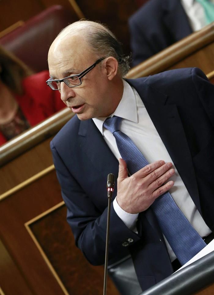 El ministro de Hacienda, Cristóbal Montoro, ayer, en el Congreso. / Zipi (Efe)