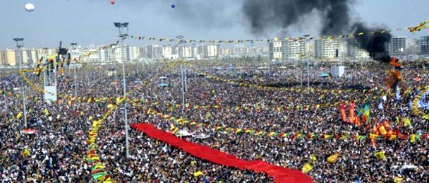 Impresionante imagen de la concentración con motivo del Newruz en el que Ocalán pidió poner fin a la guerra kurda. / kdn.org