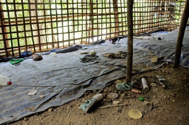 Zapatos infantiles, abandonados en el interior de una de las jaulas del campo de Padang Besar. (M.G.P.)