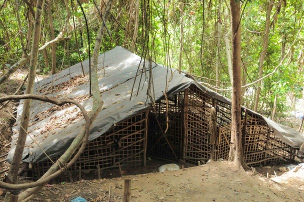 Una de las jaulas de bambú donde eran hacinados centenares de víctimas de trata en el campo. (M.G.P.)