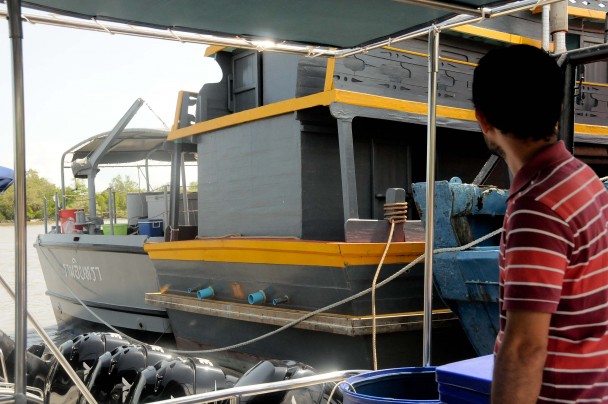 Un joven observa el barco paralizado por las autoridades, en el atracadero de . (Mónica G. Prieto)