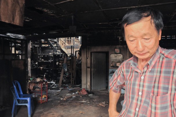 Thanakorn Sae-koh, en el interior de su negocio calcinado por una bomba. / M. G. P.