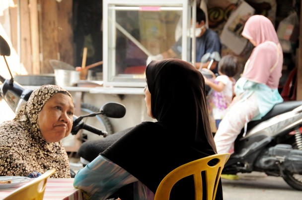 Dos mujeres departen en un mercado de Yala. / M. G. P.