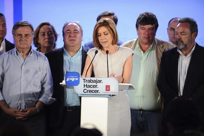 María Dolores de Cospedal, ayer, compareciendo ante la prensa junto a los miembros de su candidatura tras conocer que había perdido la mayoría absoluta en Castilla-La Mancha. / Ismael Herrero (Efe)