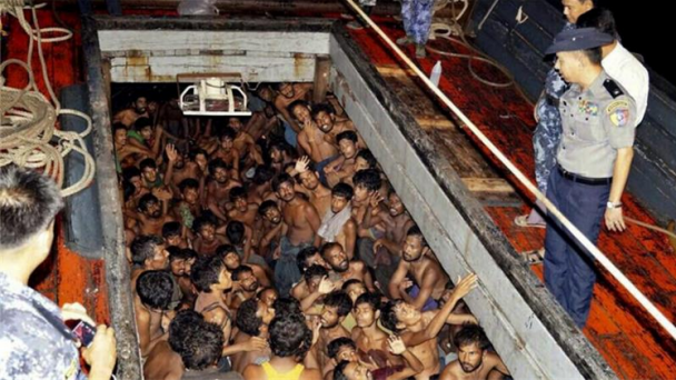 Un barco con refugiados rohingya, localizado por la Fuerza Naval birmana. (Ministerio de Exteriores de Birmania)