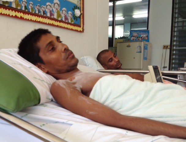 Mumramut y Tutansasa, víctimas de trata, en un pasillo del hospital de Songkhla. (M.G.P.)