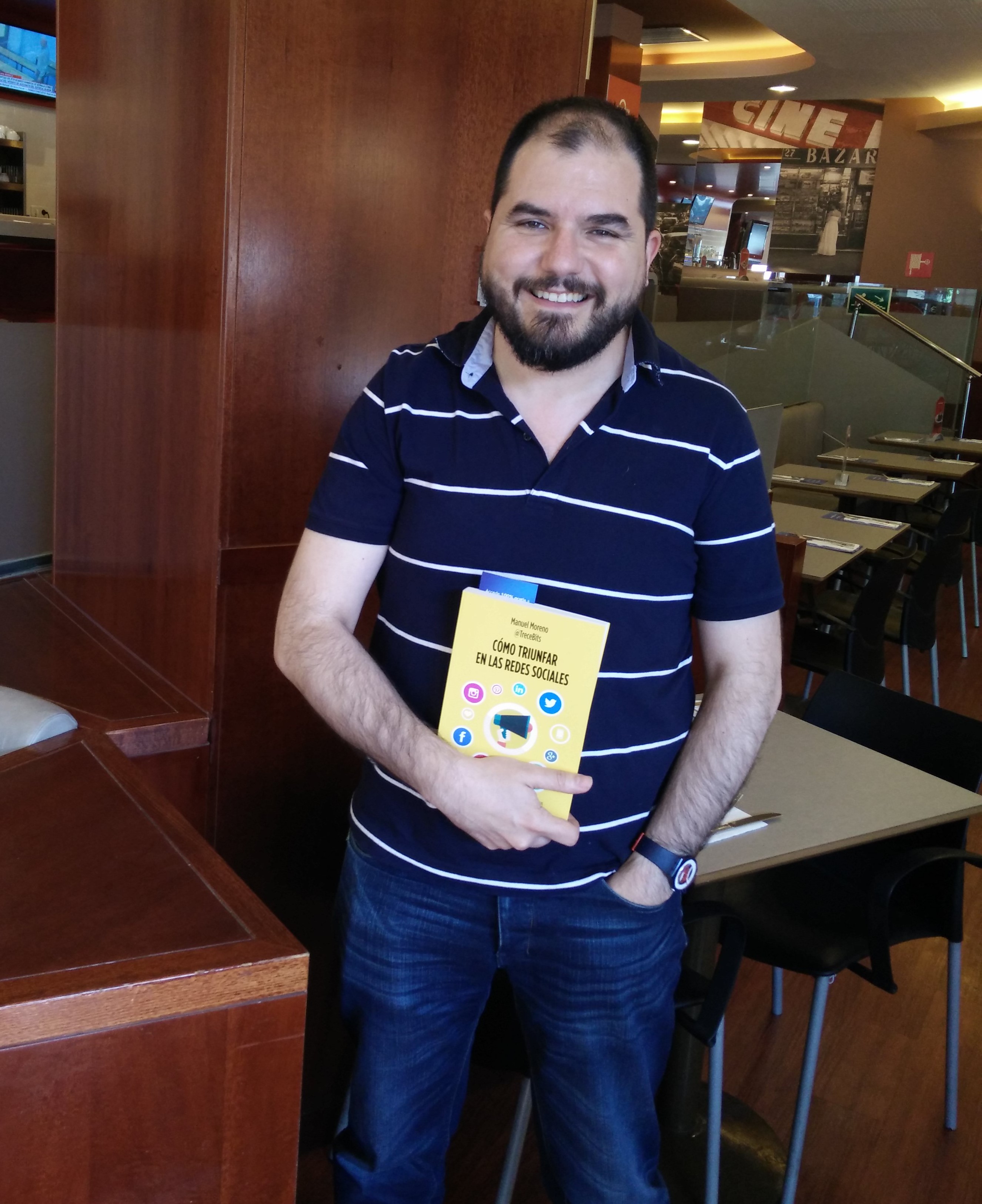 Manuel Moreno posa con su libro tras la entrevista/ S.P.