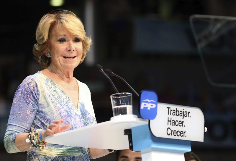 La candidata por el PP a la alcaldía de Madrid, Esperanza Aguirre, durante su discurso en el acto electoral de cierre de campaña que los 'populares' celebraron ayer viernes en el Palacio de los Deportes de la Comunidad de Madrid. / Ballesteros (Efe)