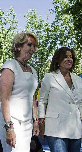 Esperanza Aguirre y Ana Botella, el pasado 17 de mayo, en un mitin electoral celebrado en Madrid Río. / Luca Piergiovanni (Efe)