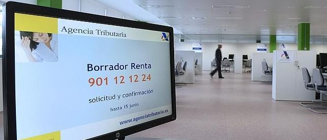 Pantalla de la Agencia Tributaria en una de sus oficinas. / Efe