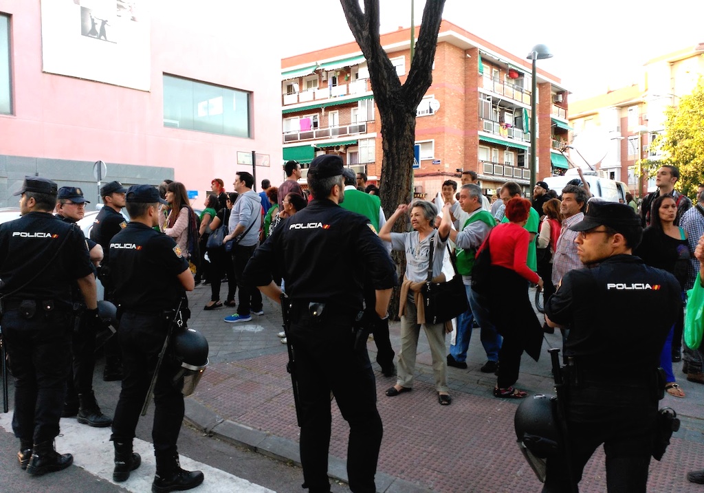 cordon_policial_escrache_Aguirre