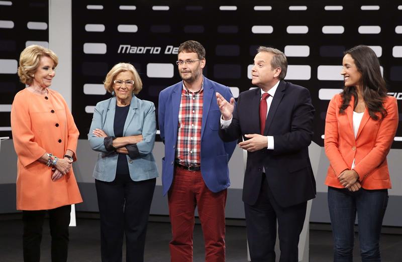 De izquierda a derecha, Esperanza Aguirre (PP), Manuela Carmena (Ahora Madrid), Daniel Morcillo (IU), Antonio Miguel Carmona (PSOE) y Begoña Villacís (Ciudadanos) al inicio del debate organizado la noche del miércoles por Telemadrid para las próximas elecciones del 24 de mayo. / Paco Campos (Efe)