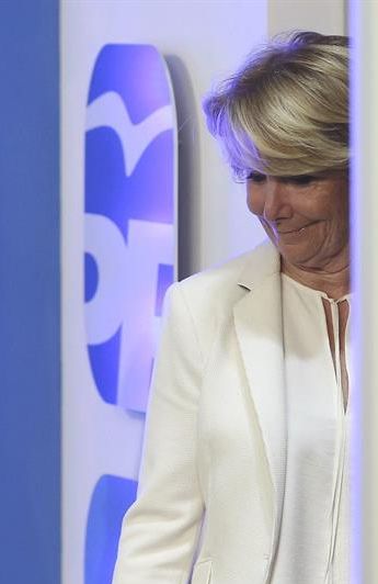 Esperanza Aguirre, el pasado domingo, momentos antes de comparecer ante los medios de comunicación para valorar los resultados electorales. / Ballesteros (Efe)