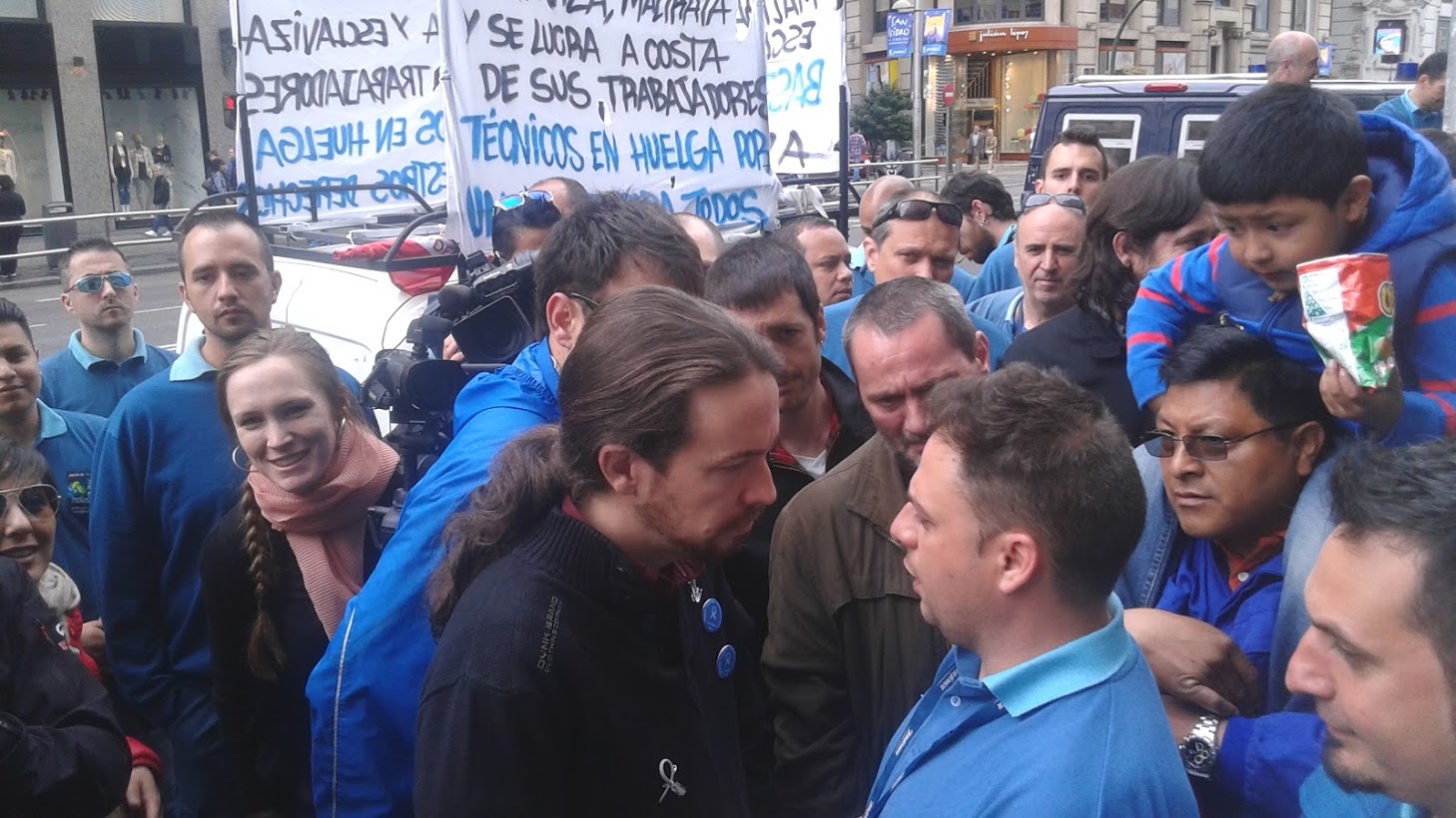Pablo Iglesias, esta mañana, durante su encuentro con los trabajadores subcontratados por Telefónica, que se encuentran en huelga. / Miguel Muñoz
