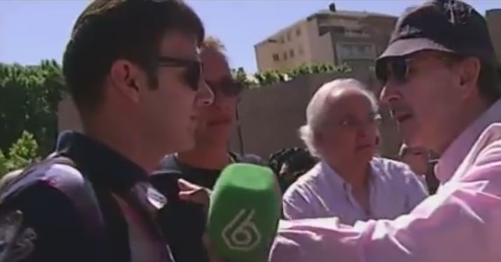 El periodista de La Sexta, Aleix Poblet, intenta entrevistar a los manifestantes de la Plaza de Colón/captura de La Sexta