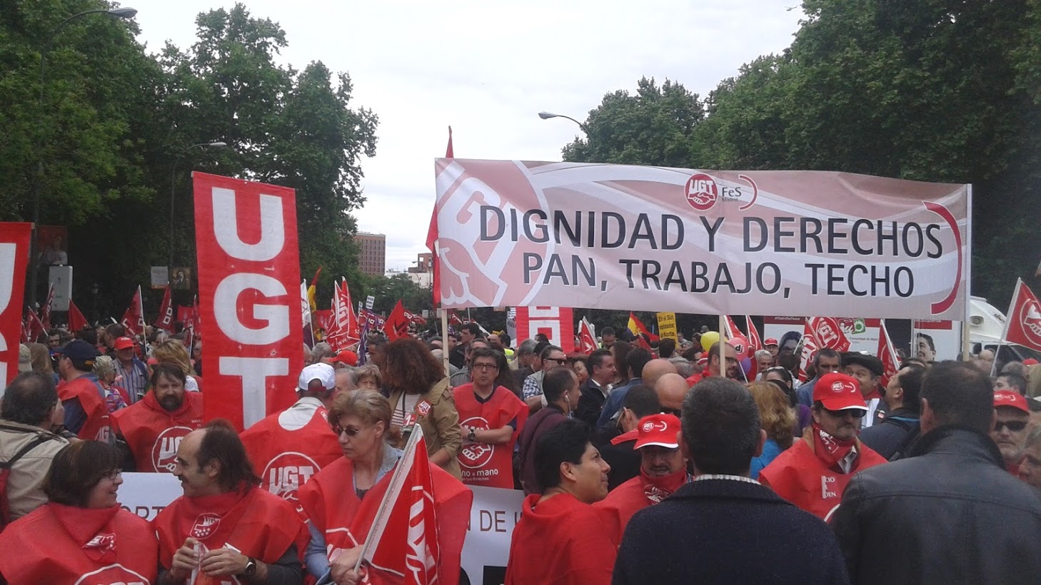 Los convocados por CCOO y UGT para la manifestación del 1 de mayo comienzan a concentrarse en el centro de Madrid. / Fotos: Miguel Muñoz