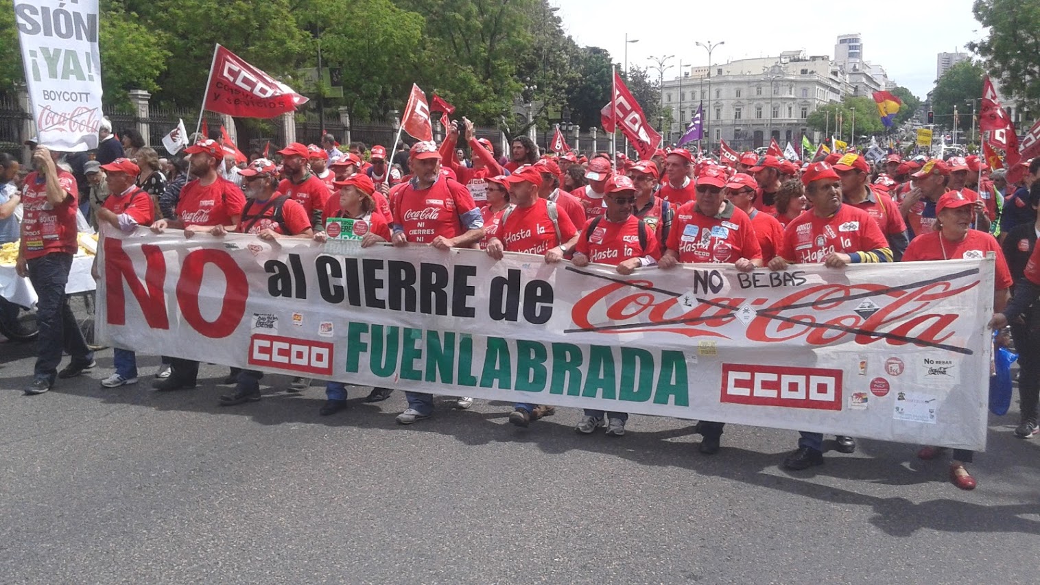 La pancarta de los trabajadores de Coca-Cola ha sido una de las que más apoyos han suscitado durante la manifestación. / Fotos: Miguel Muñoz