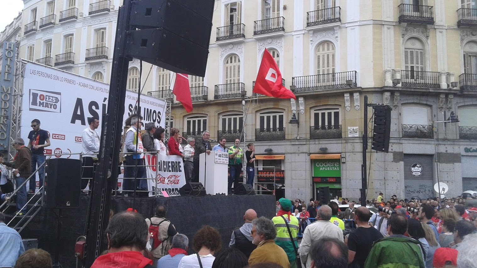 El secretario general de UGT, Cándido Méndez, cerrando con su intervención la manifestación del 1 de mayo. / Fotos: Miguel Muñoz