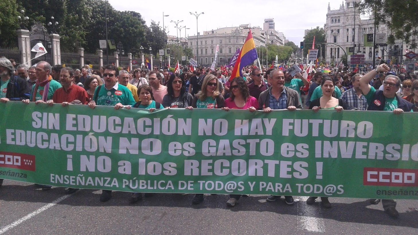 Pancarta de los trabajadores de la educación pública, que también se han sumado a la manifestación. / Fotos: Miguel Muñoz