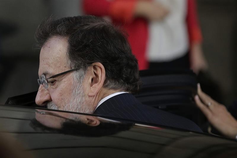 El presidente del Gobierno, Mariano Rajoy, a su llegada a la sesión de control al Gobierno que se celebró ayer en el Congreso. / Emilio Naranjo (Efe)