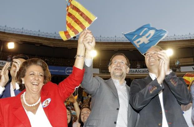 Riba Barberá, Mariano Rajoy y Alberto Fabra, el pasado jueves, durante el mitin celebrado por el PP en la Plaza de Toros de Valencia. / Juan Carlos Cárdenas (Efe)