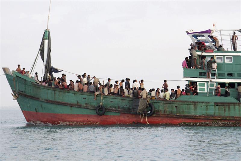  Refugiados de la minoría rohinyá a su llegada en un basco pesquero tras ser recatados en alta mar cerca de las costas de Julok (Indonesia). / Efe
