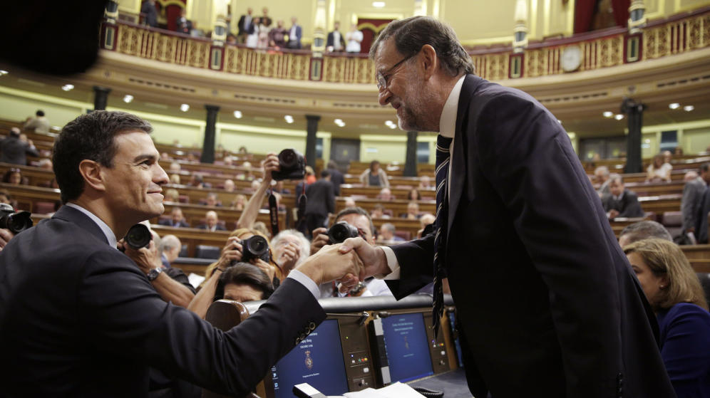 Pedro Sánchez saludando a Mariano Rajoy durante la celebración del último Debate sobre el estado de la nación. / Efe