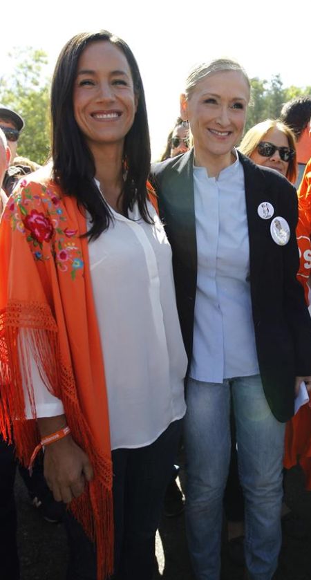 Cristina Cifuentes, a la derecha, junto a la candidata de Ciudadanos a la Alcaldía de Madrid, Begoña Villacís, ayer, en la pradera de San Isidro, donde se celebraron las fiestas del patrón de Madrid. / Víctor Lerena (Efe)
