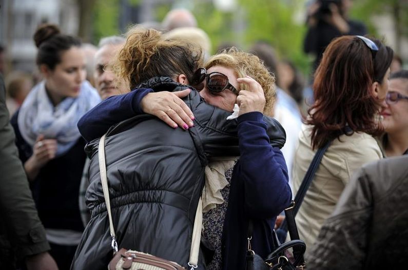 Amigas de la mujer asesinada hoy en el Complexo Hospitalario Universitario de Ourense, se abrazan durante la concentración en señal de repulsa realizada ante la casa consistorial de Verín. Ourense. EFE/Brais Lorenzo