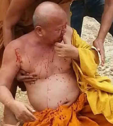 Un monje, atacado por uno de los tigres. (Facebook)
