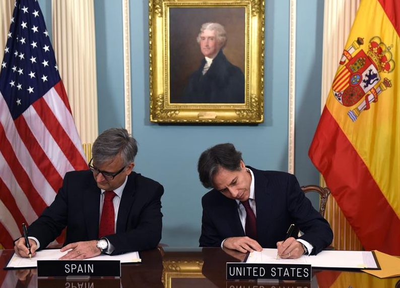 El secretario de Estado de Asuntos Exteriores español, Ignacio Ybáñez, a la izquierda, y el subsecretario de Estado de EE.UU., Anthony Blinken, el pasado miércoles, durante la firma del Convenio de Cooperación de Defensa entre España y Estados Unidos. / Lenin Nolly (Efe)