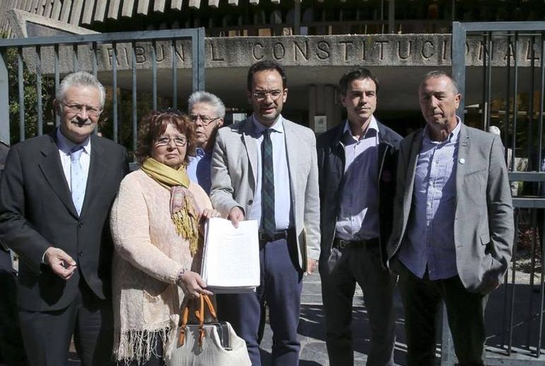 Los portavoces de la oposición parlamentaria, a las puertas del Constitucional, tras presentar el recurso contra la 'ley mordaza'. / Efe