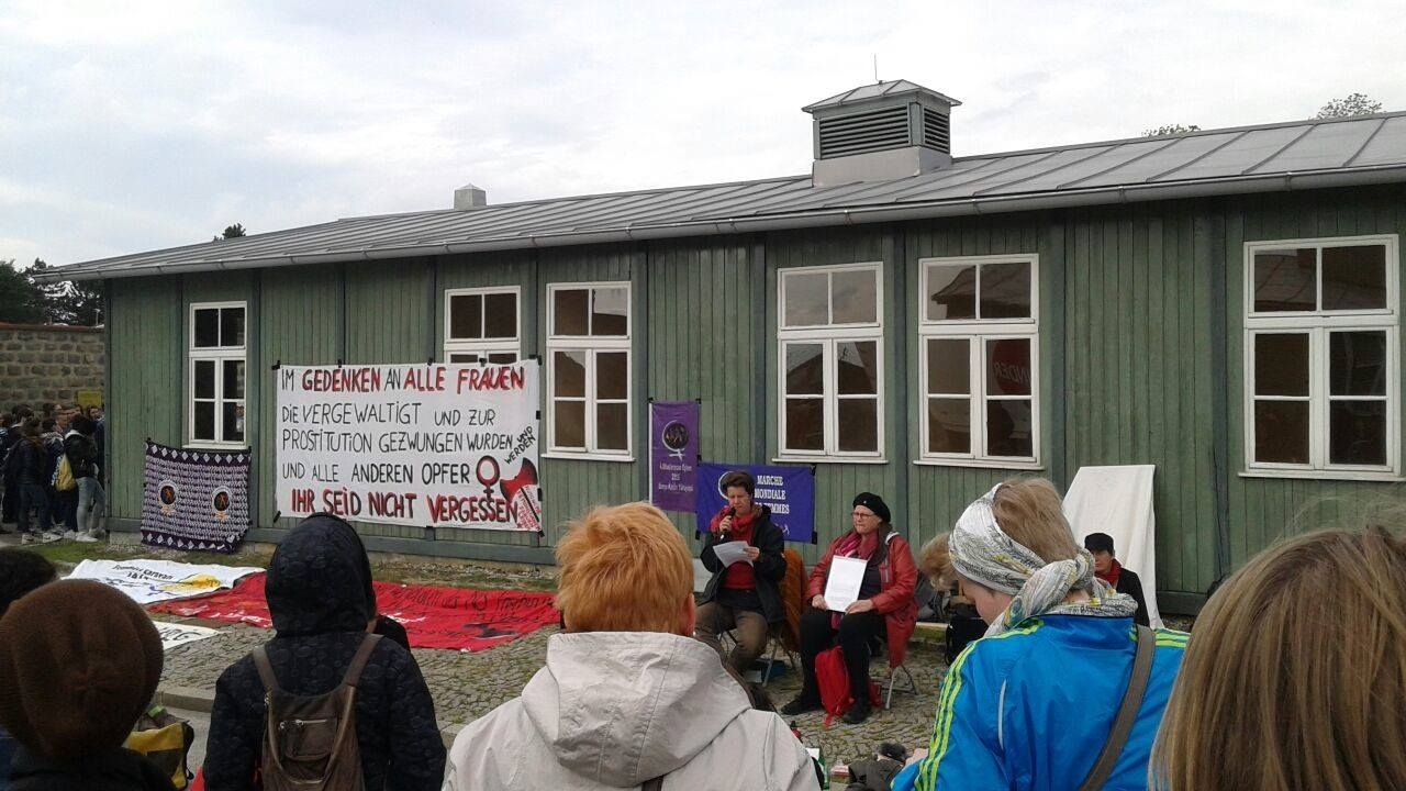 Homenaje a las mujeres victimas de Mauthausen, celebrado delante de la barraca nº 1. / Foto cedida por la Caravana Feminista.