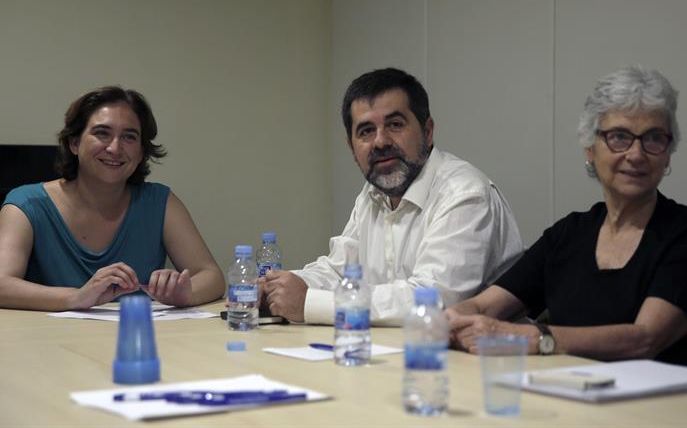 Ada Colau, a la izquierda,  durante la reunión que mantuvo el pasado lunes con el presidente de la Assemblea Nacional Catalana (ANC), Jordi Sánchez, y la presidenta de Omnium Cultural, Muriel Casals. / Alberto Estévez (Efe)