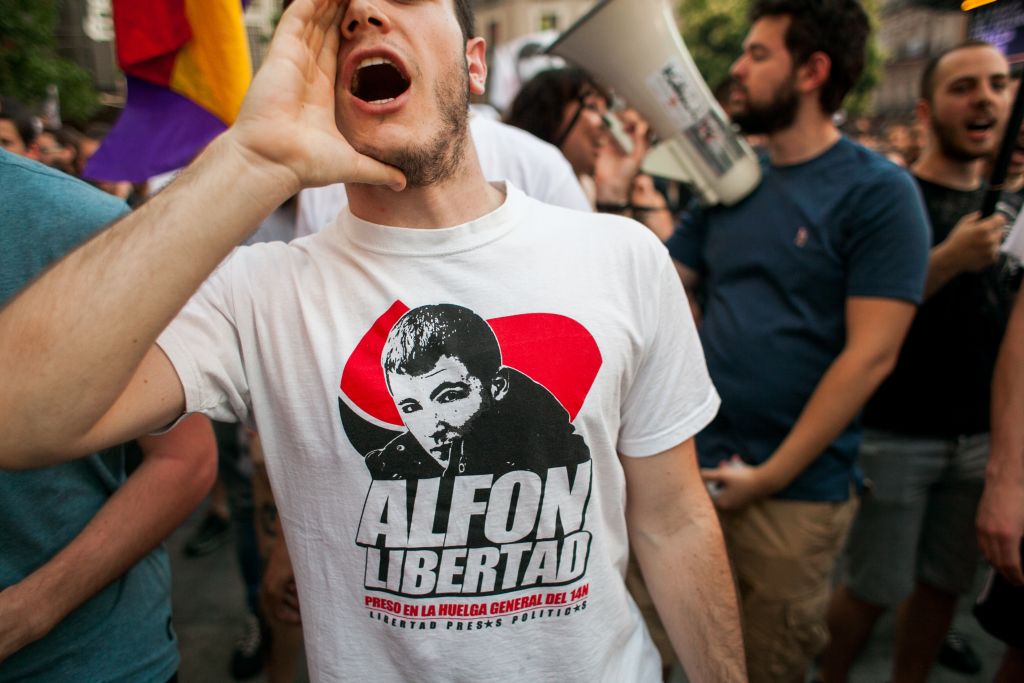 Un manifestante con una camiseta que reclama la libertad de Alfonso.