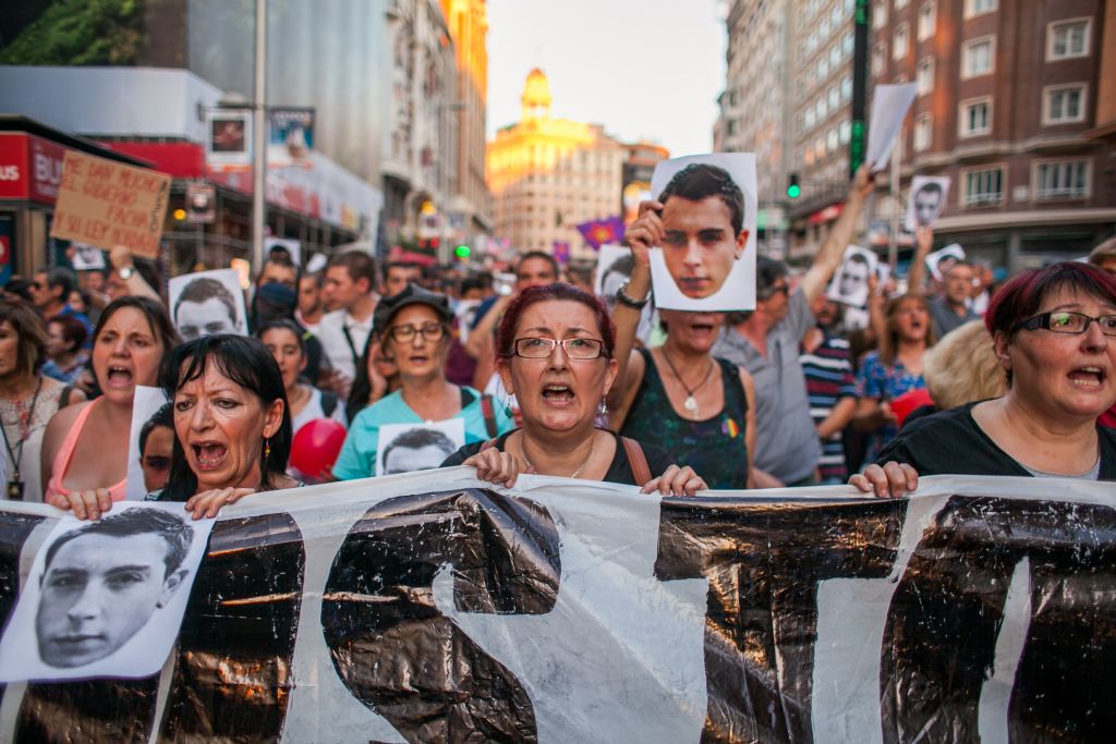 La madre de Alfon tras la pancarta que encabezaba la manifestación.