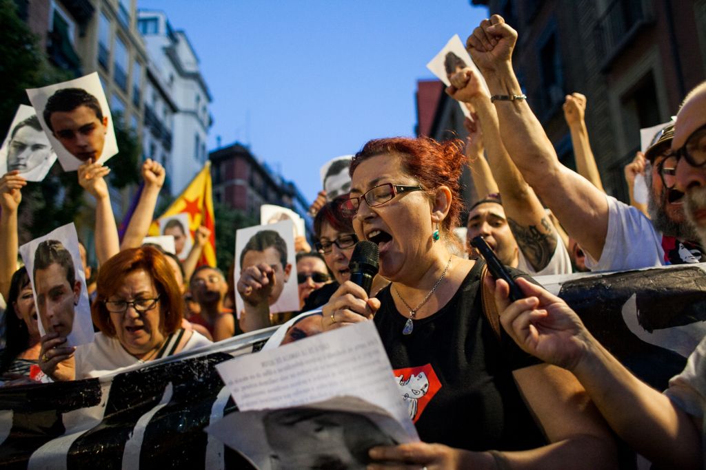 La madre de Alfon leyendo un comunicado al término de la manifestación.