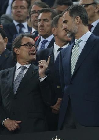El presidente de la Generalitat, Artus Mas, conversa con el rey Felipe, al finalizar el partido de la final de la Copa. / Juan Carlos Hidalgo (Efe)