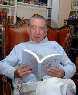 José Esteban con un ejemplar de ... en las manos / J. L. Pino (Efe)
