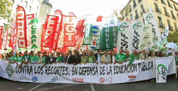 Imagen de la manifestación celebrada por la Marea Verde en las calles de Madrid en octubre de 2011. / Efe