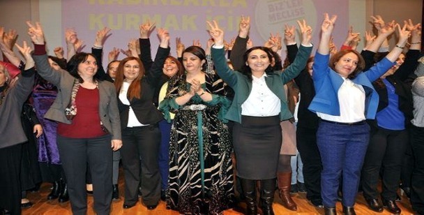 Las candidatas de la lista presentada por el HDP en toda Turquía celebran el triunfo electoral de los kurdos. / Firat News