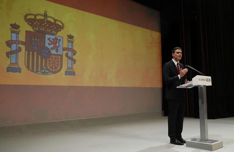 Pedro Sánchez, el pasado domingo, en el acto en el que presentaba sus credenciales como candidato del PSOE a la presidencia del Gobierno. / Paco Campos (Efe)